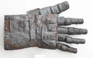 Swiss Archaeologists discover 14th-Century Gauntlet in Kyburg Castle