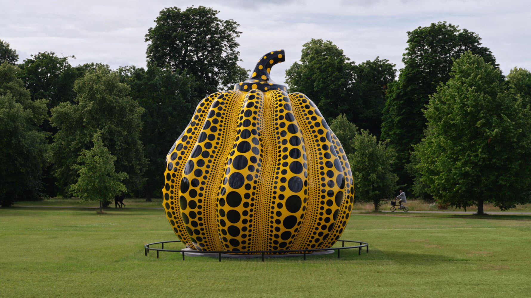 Serpentine Galleries Unveil 19-Foot-Tall Pumpkin Sculpture by Yayoi Kusama