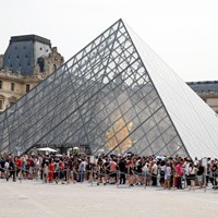 Paris' Overcrowded Louvre to Make Reservations Compulsory